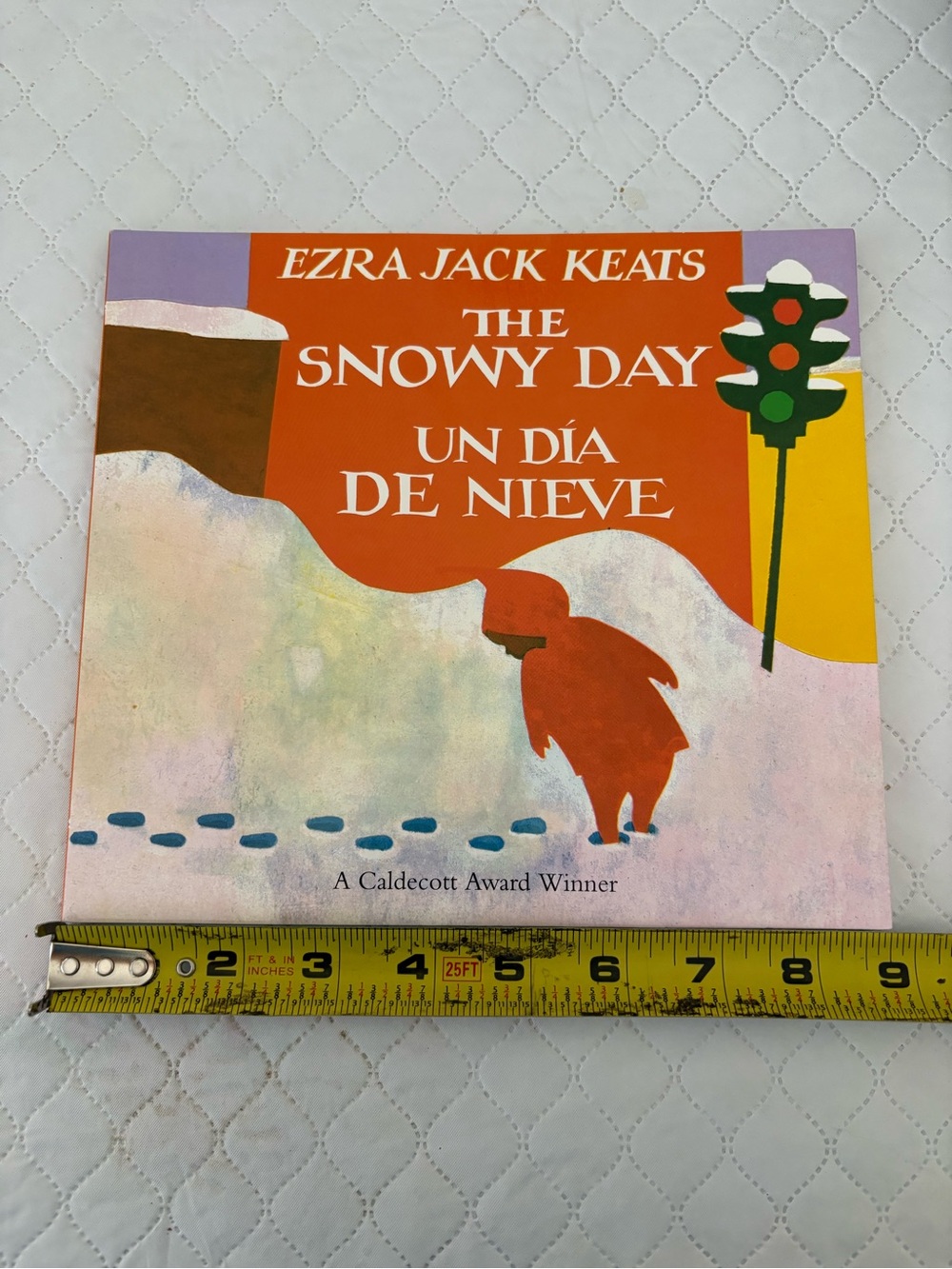 The Snowy Day / Un Día de Nieve By Ezra Jack Keats. 9780425287446